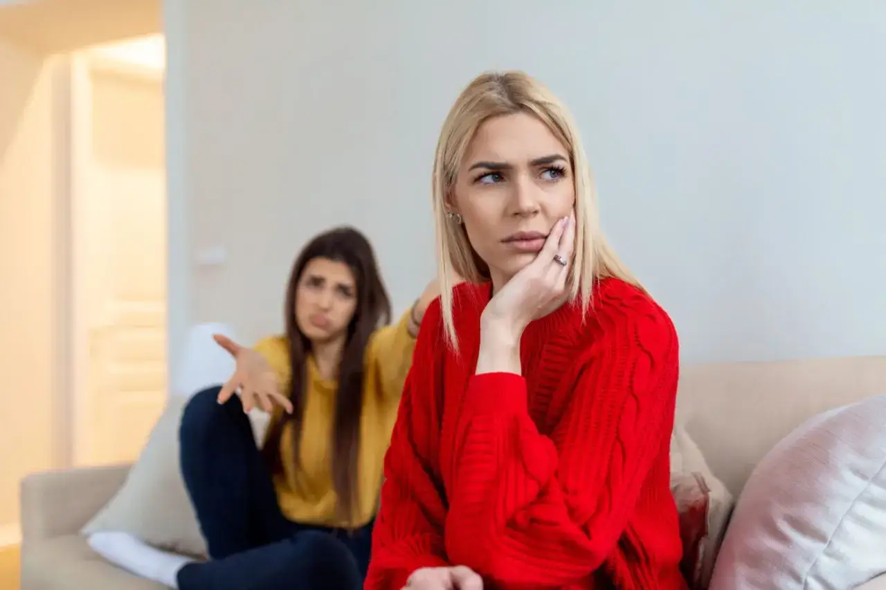 Deux femmes sur un canapé, l'une pensant à comment déstabiliser un séducteur, l'autre visiblement contrariée.