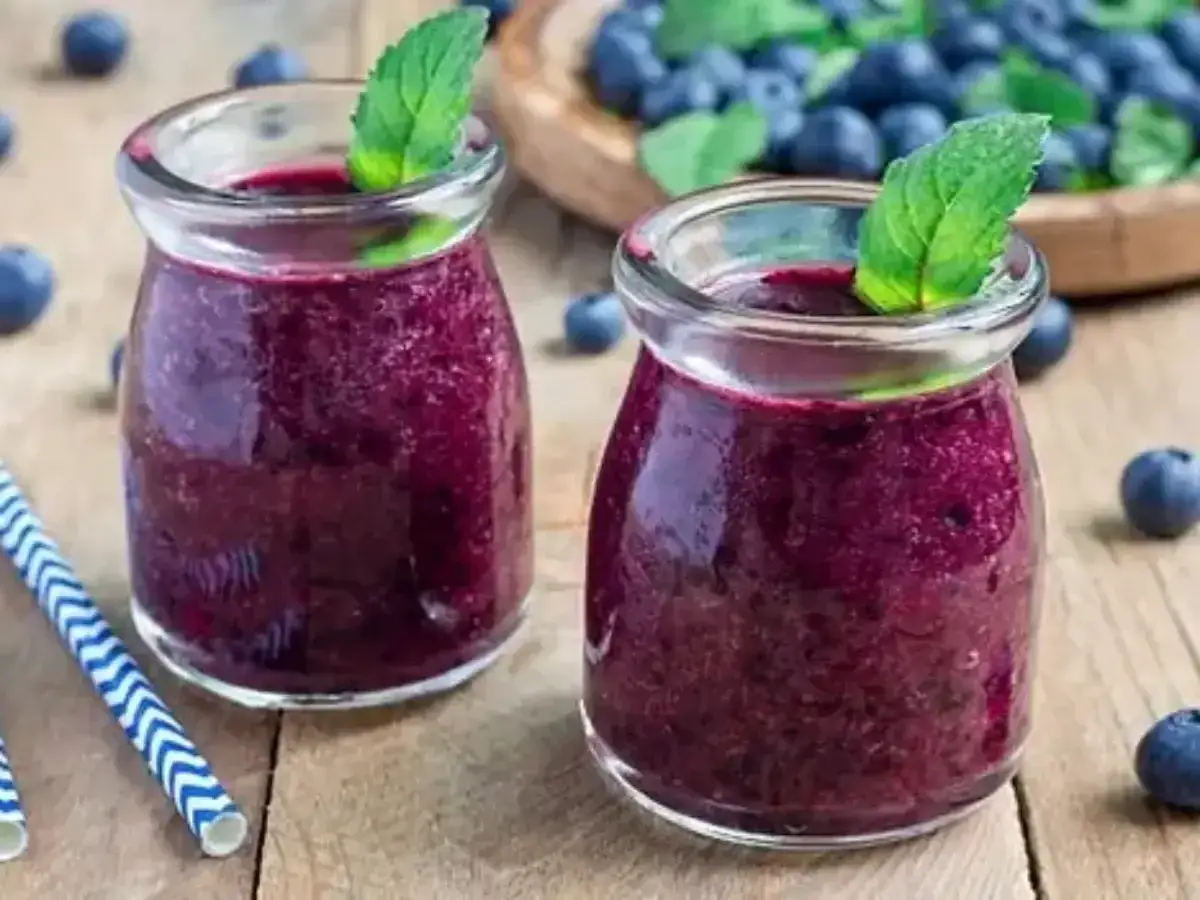 Różne rodzaje shake'ów borówkowych: fit, keto, wegański, proteinowy