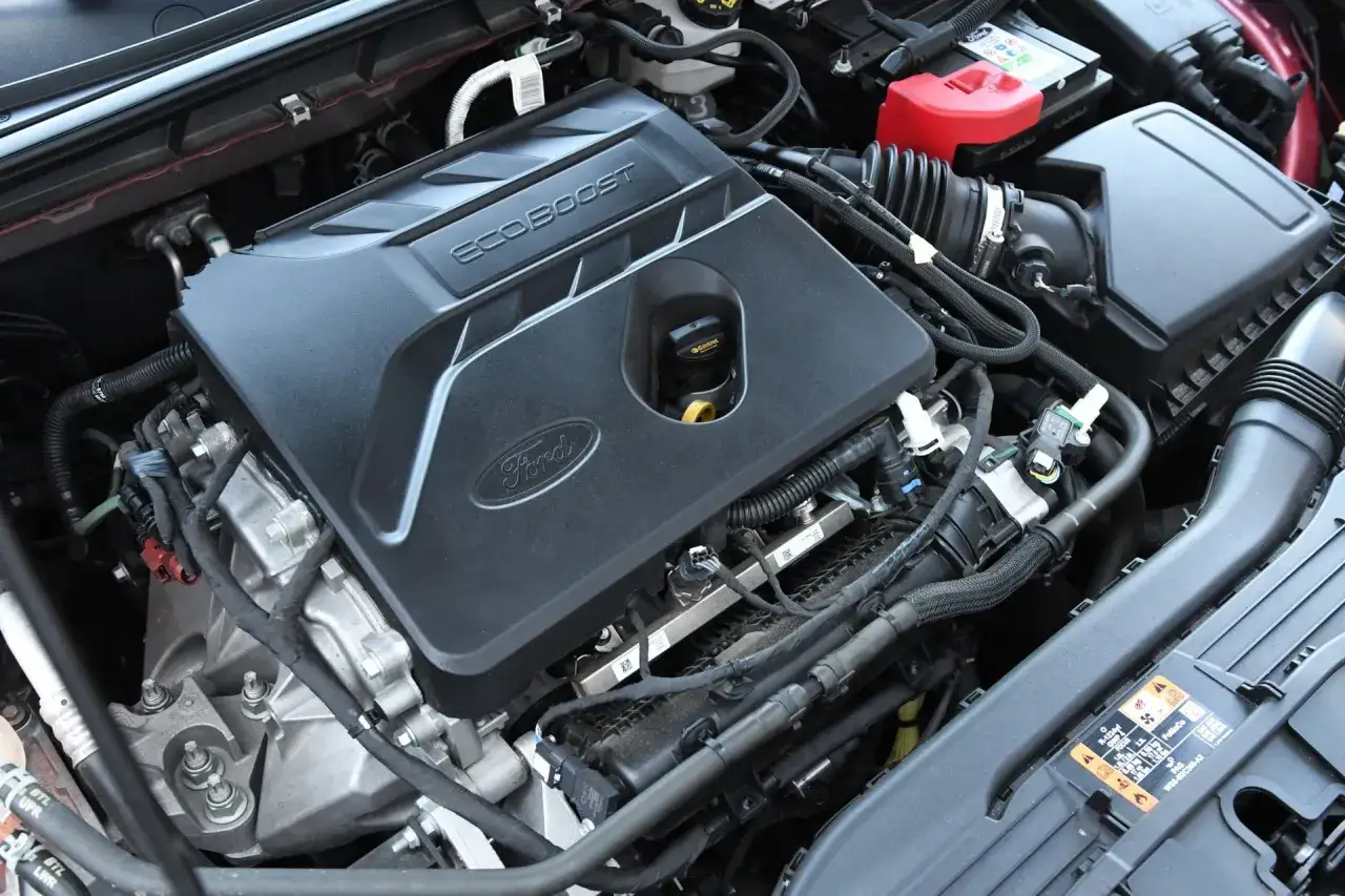Silnik Ford EcoBoost 1.5. Wiele osób szuka opinii o tym silniku, a ten widok pokazuje jego serce.