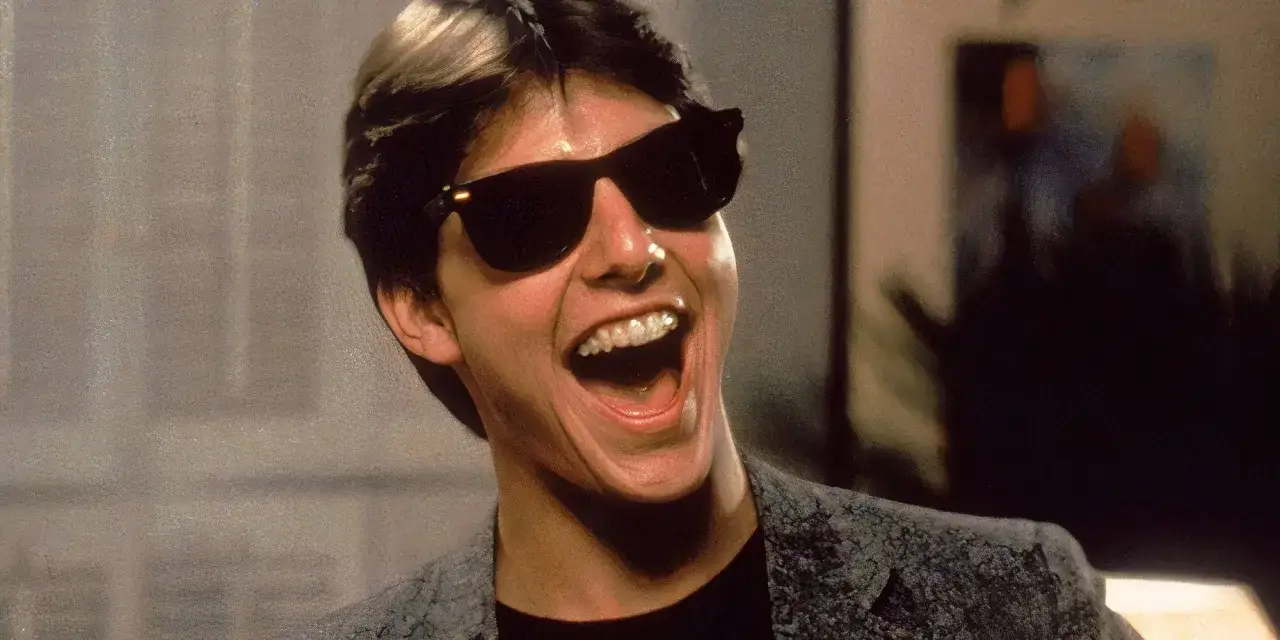 Tom Cruise ung med solglas&ouml;gon och ett stort leende. Han ser ut att ha en fantastisk dag!