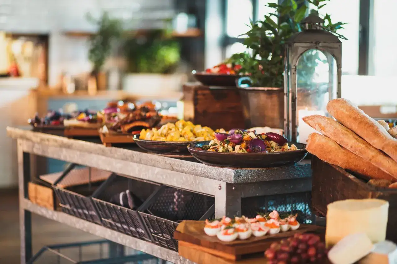 En h&auml;rlig brunchbuff&eacute; i Stockholm med uts&ouml;kta r&auml;tter, f&auml;rskt br&ouml;d och dekorationer.