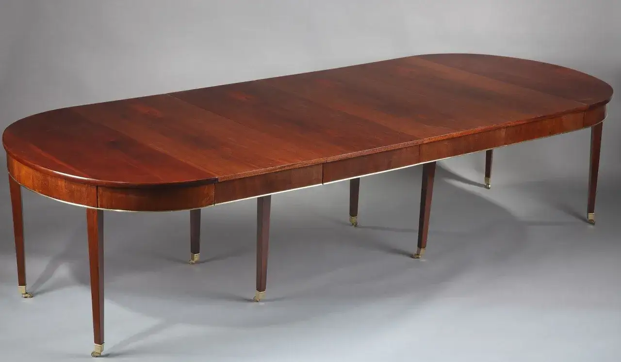 Table ovale en acajou, style épuré de l'époque Directoire, avec des sabots en laiton.