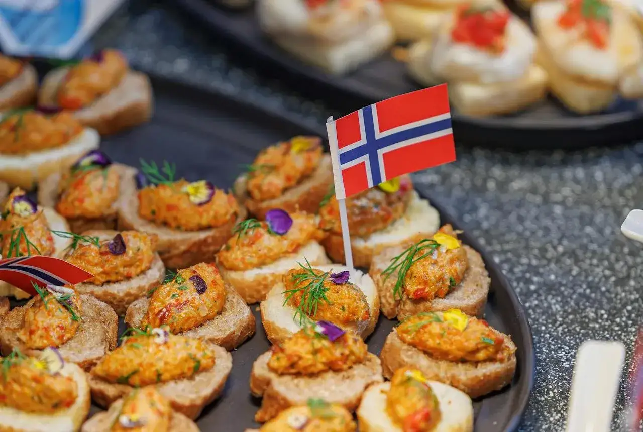 Sm&aring; snittar med r&ouml;ra och &ouml;rter, dekorerade med norska flaggor. En smak av norsk mat som ser uts&ouml;kt ut.