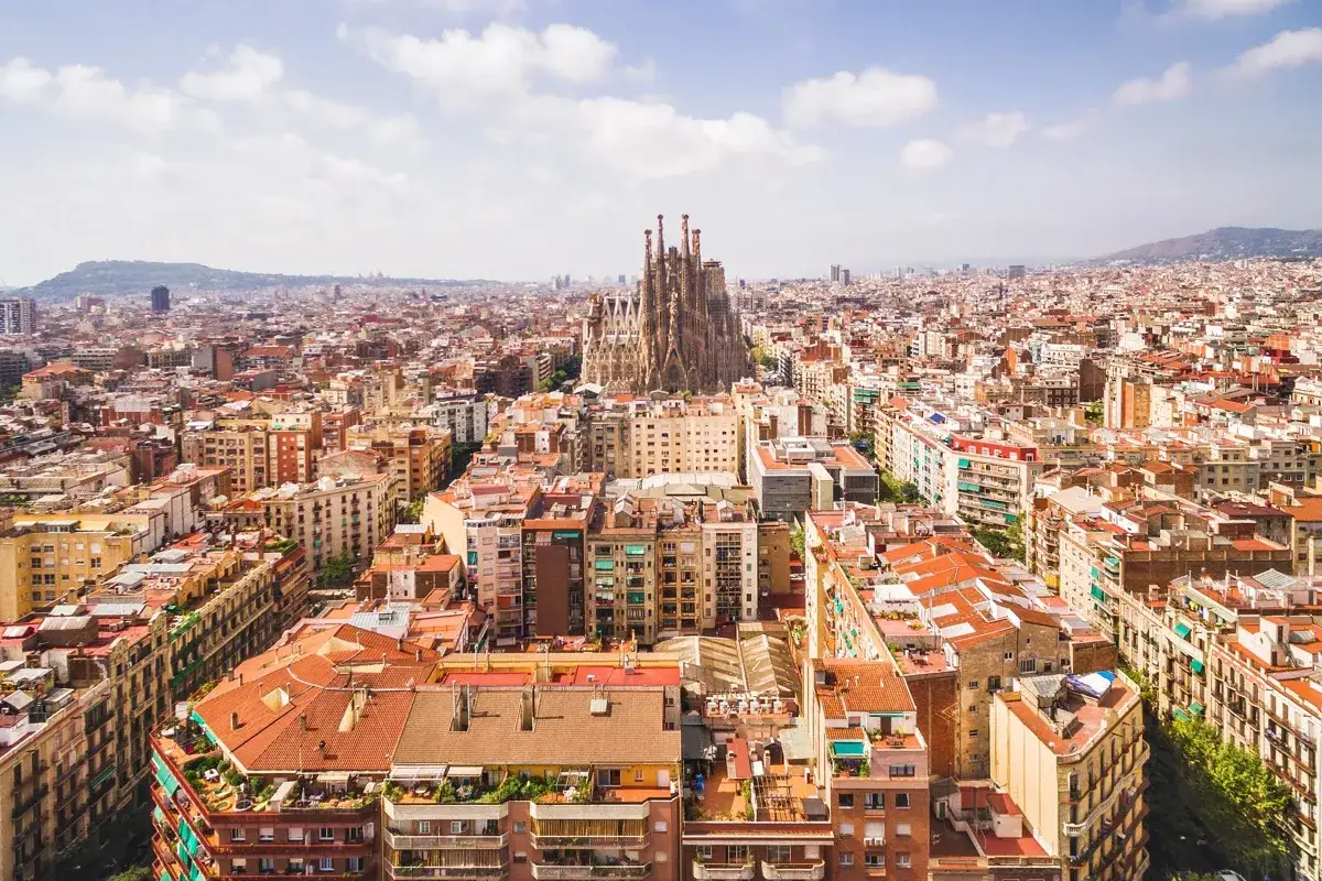 Widok na Barcelonę z Sagradą Familią w tle. Zastanawiasz się, ile trwa lot do Barcelony z Krakowa?