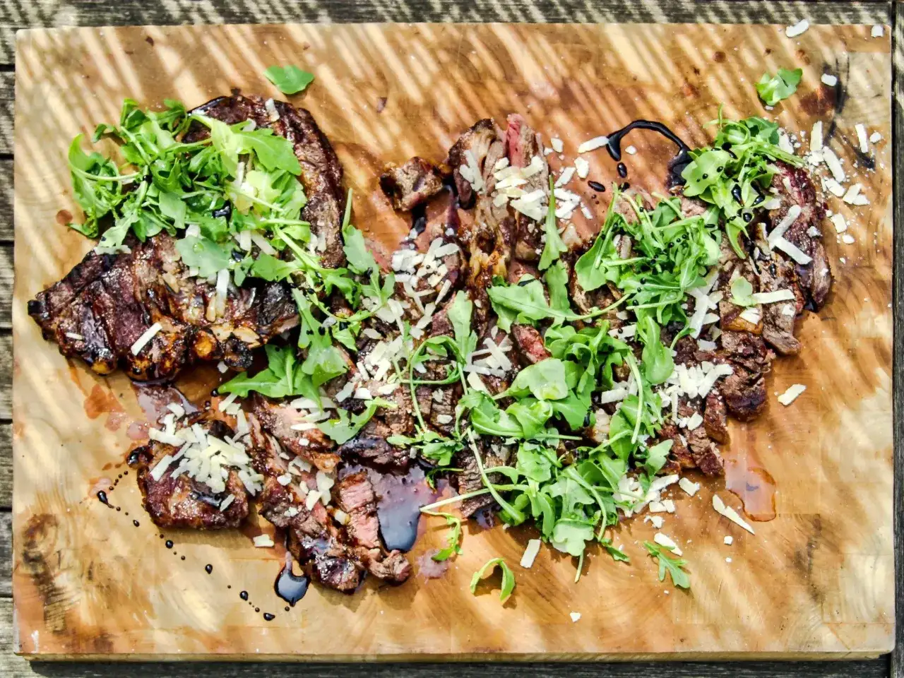 En saftig biff tagliata, skivad och toppad med ruccola, parmesan och balsamico. Perfekt för en somrig middag.