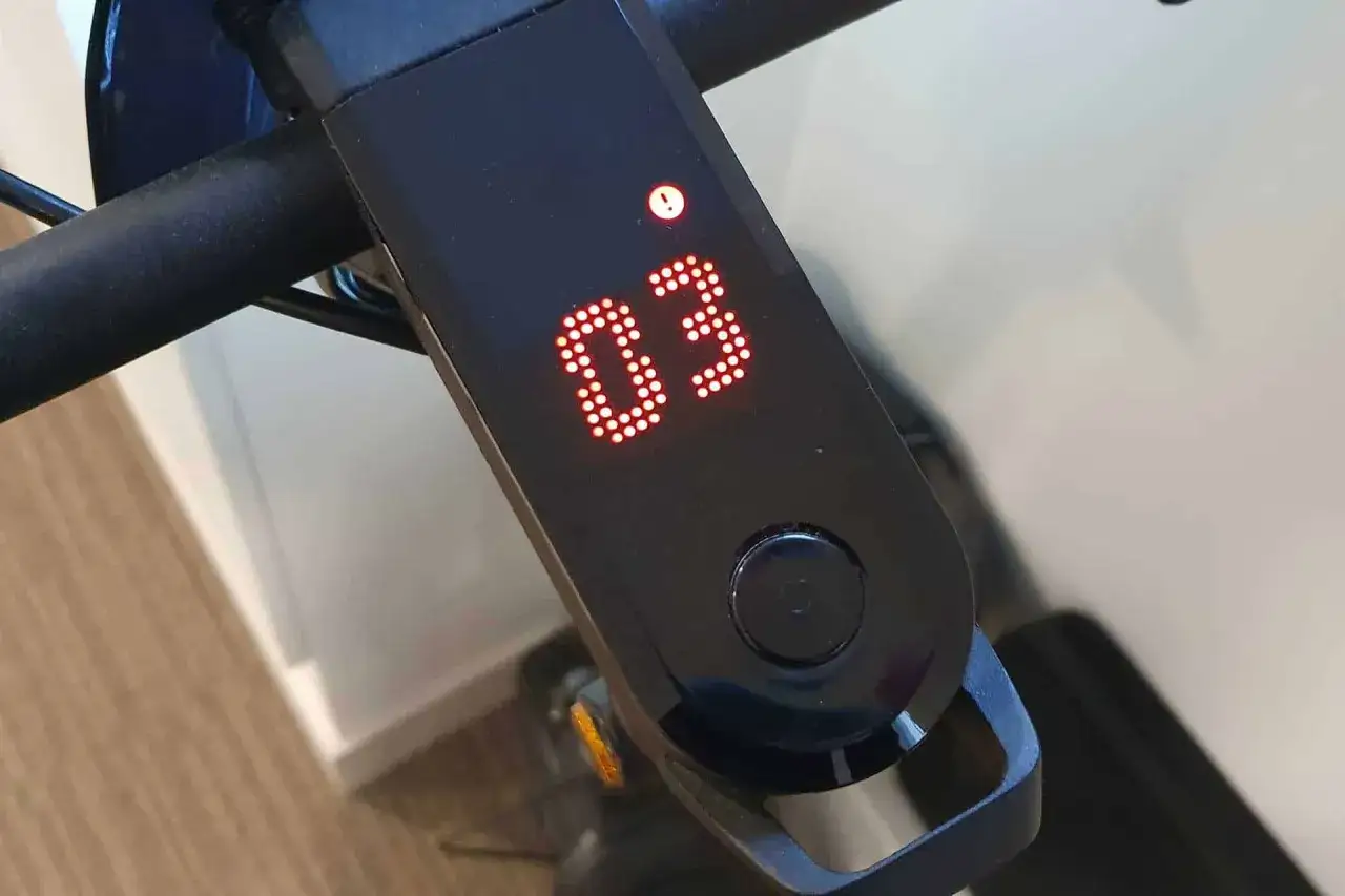 Écran de trottinette électrique affichant un point d'exclamation et le code 