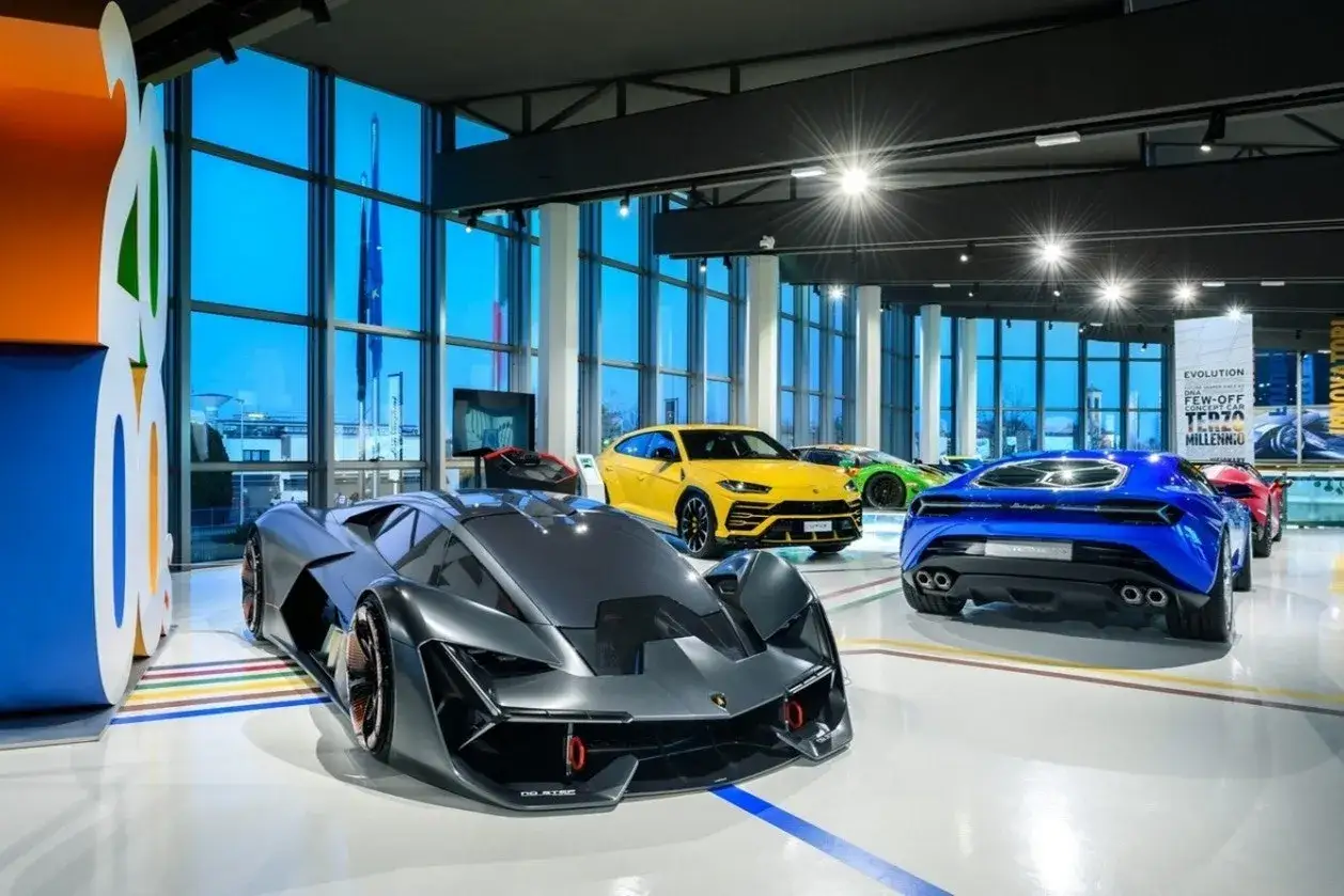 W muzeum Lamborghini zaprezentowano futurystyczne modele: szary, niebieski, żółty i zielony.