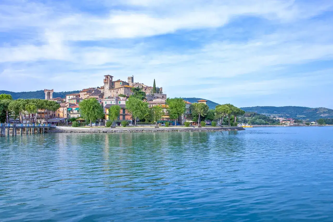 Borgo sul lago, ideale per un itinerario di Perugia e dintorni in 3 giorni.