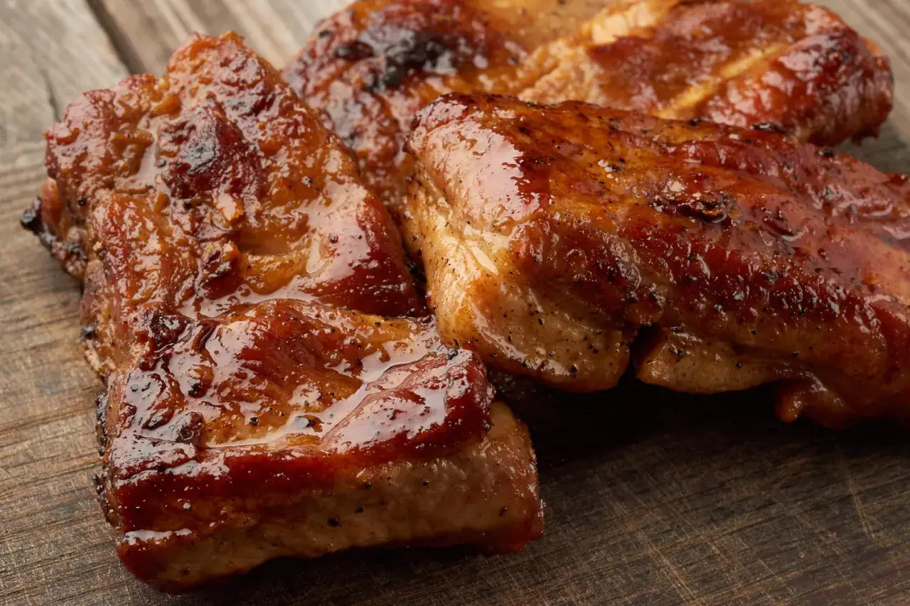 Côtes de porc caramélisées, savoureuses et brillantes, prêtes à être dégustées. Une marinade côte de porc parfaite pour un repas gourmand.