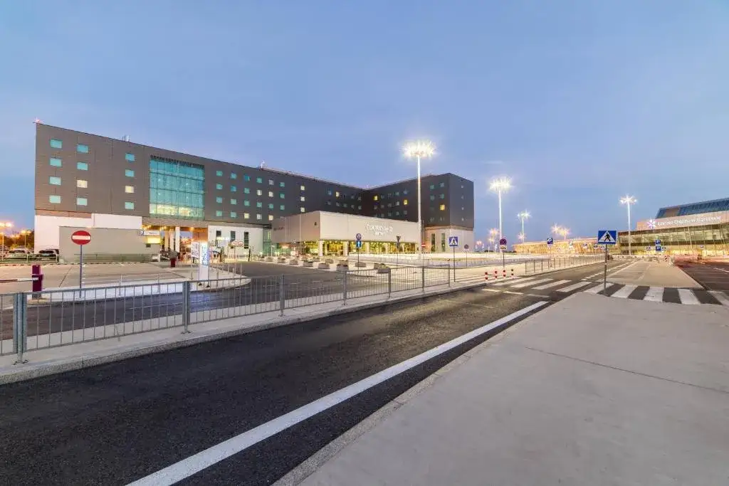 Wejście do hotelu Courtyard by Marriott Lotnisko Chopina