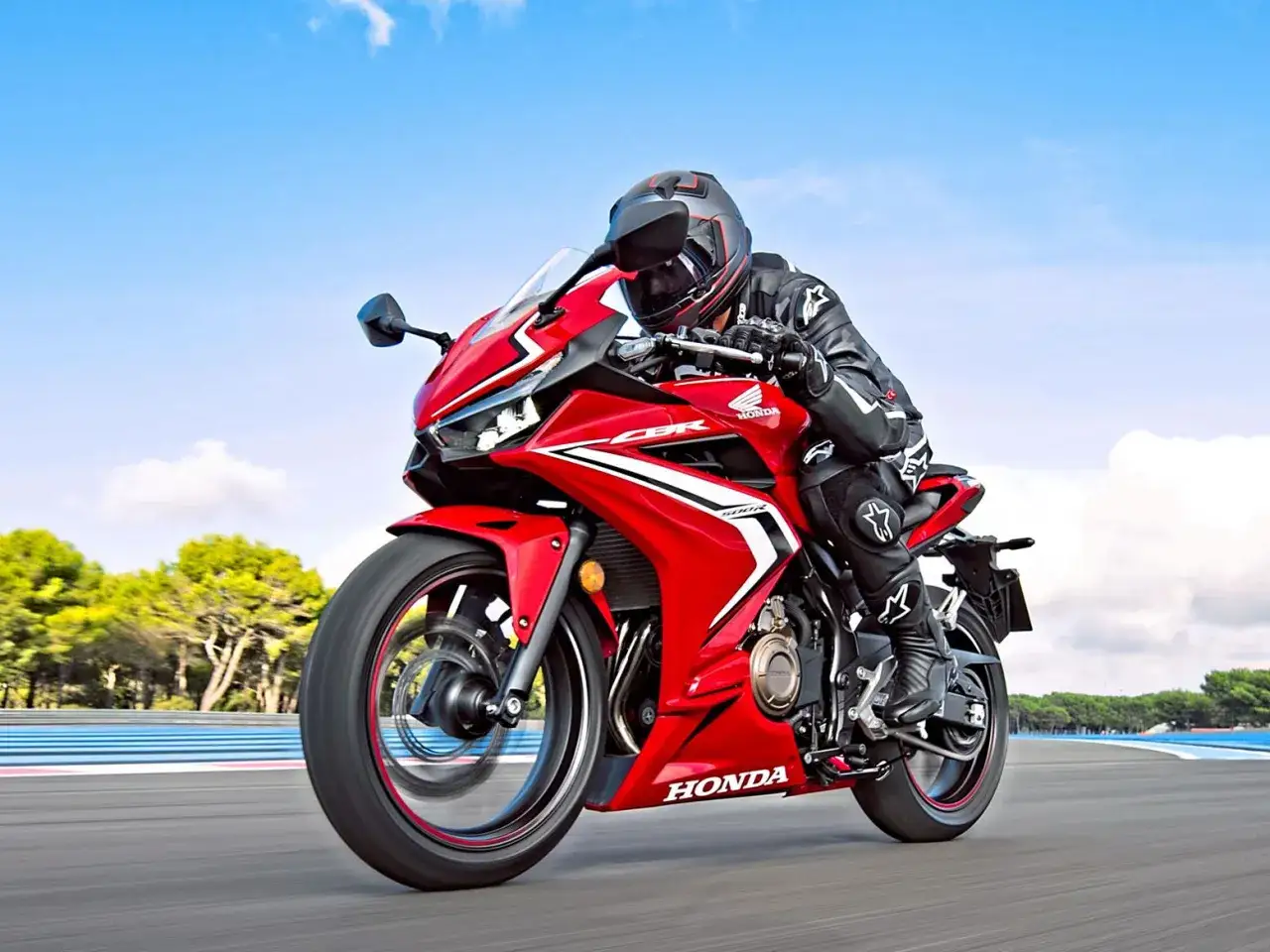Czerwone motocykle sportowe Honda CBR na torze A2, gotowe do wyścigów.