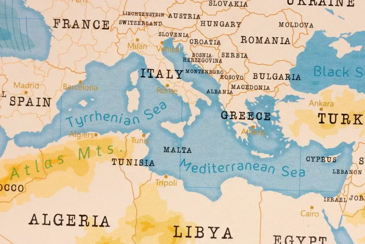Mapa Europy i Afryki Północnej. Widać Morze Śródziemne, Włochy, Grecję, Tunezję i Libię. Kreta jakie morze? Morze Śródziemne.