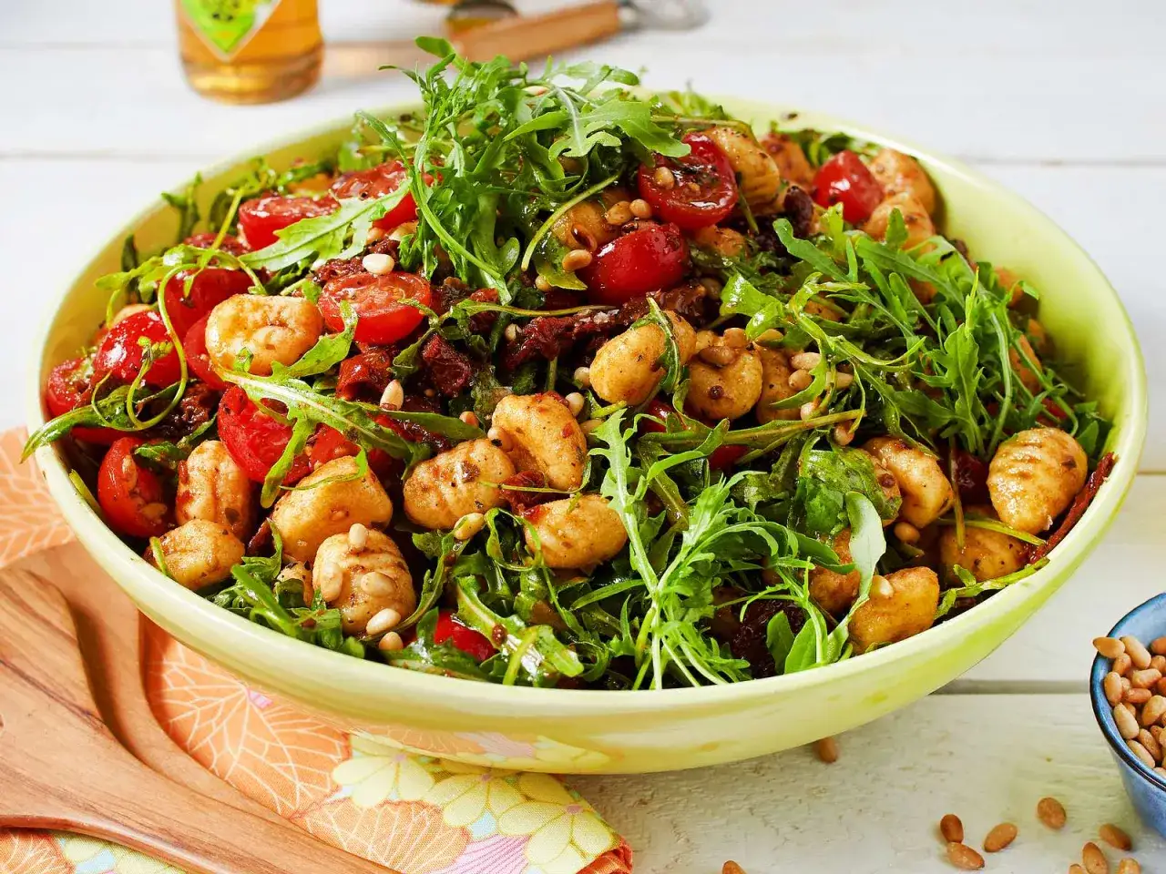 Gnocchi-Salat mit Rucola, Kirschtomaten und Pinienkernen. Ein k&ouml;stliches Gericht, das Lust auf mehr macht.