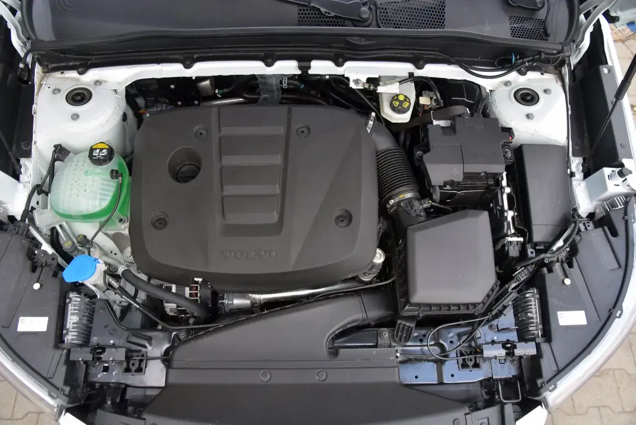 Silnik Volvo XC40, czysty i zadbany. Wiele osób chwali sobie ten model, a jego serce wygląda na gotowe do pracy.