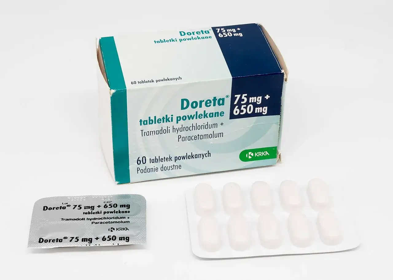 Opakowanie i blistry z tabletkami Doreta 75 mg + 650 mg, leku przeciwbólowego.