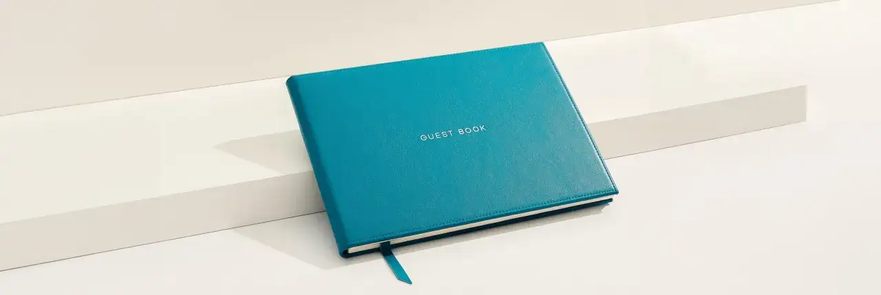 Un elegante guest book turchese, con la scritta 