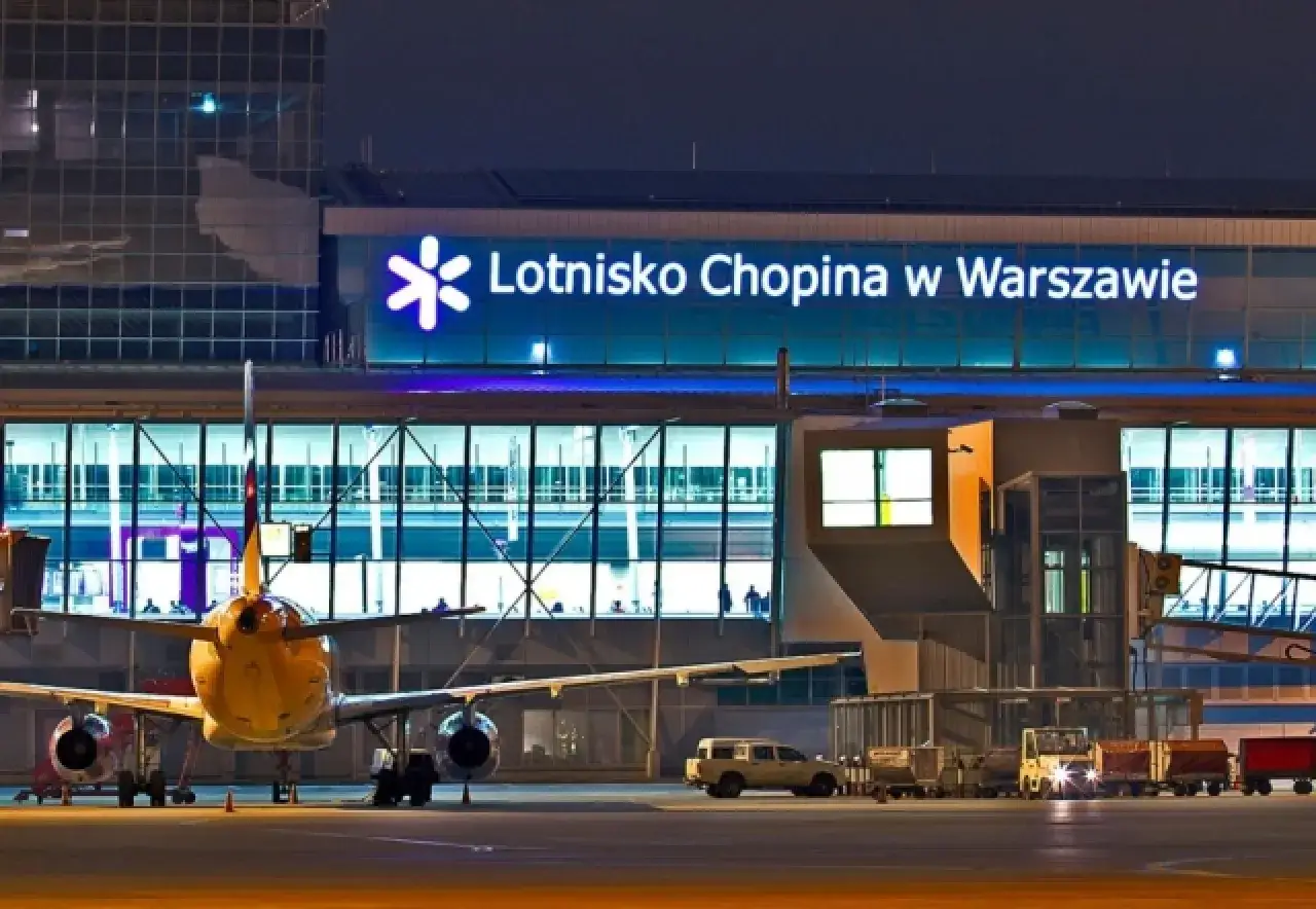 lotnisko nocą