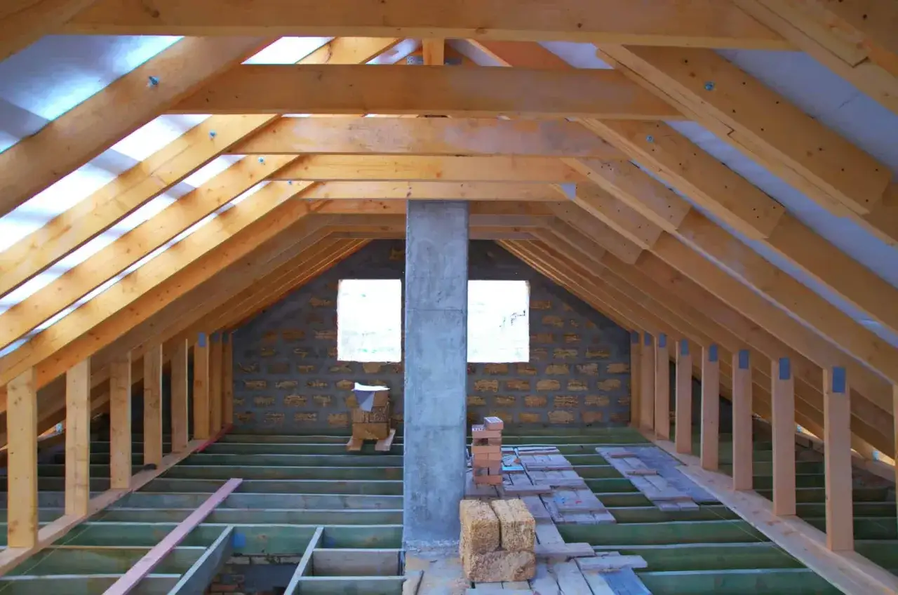 Neuer Dachstuhl im Bau. Holzbalken, Betonrohr und Ziegelsteine. Informieren Sie sich über die dachstuhl erneuern kosten.