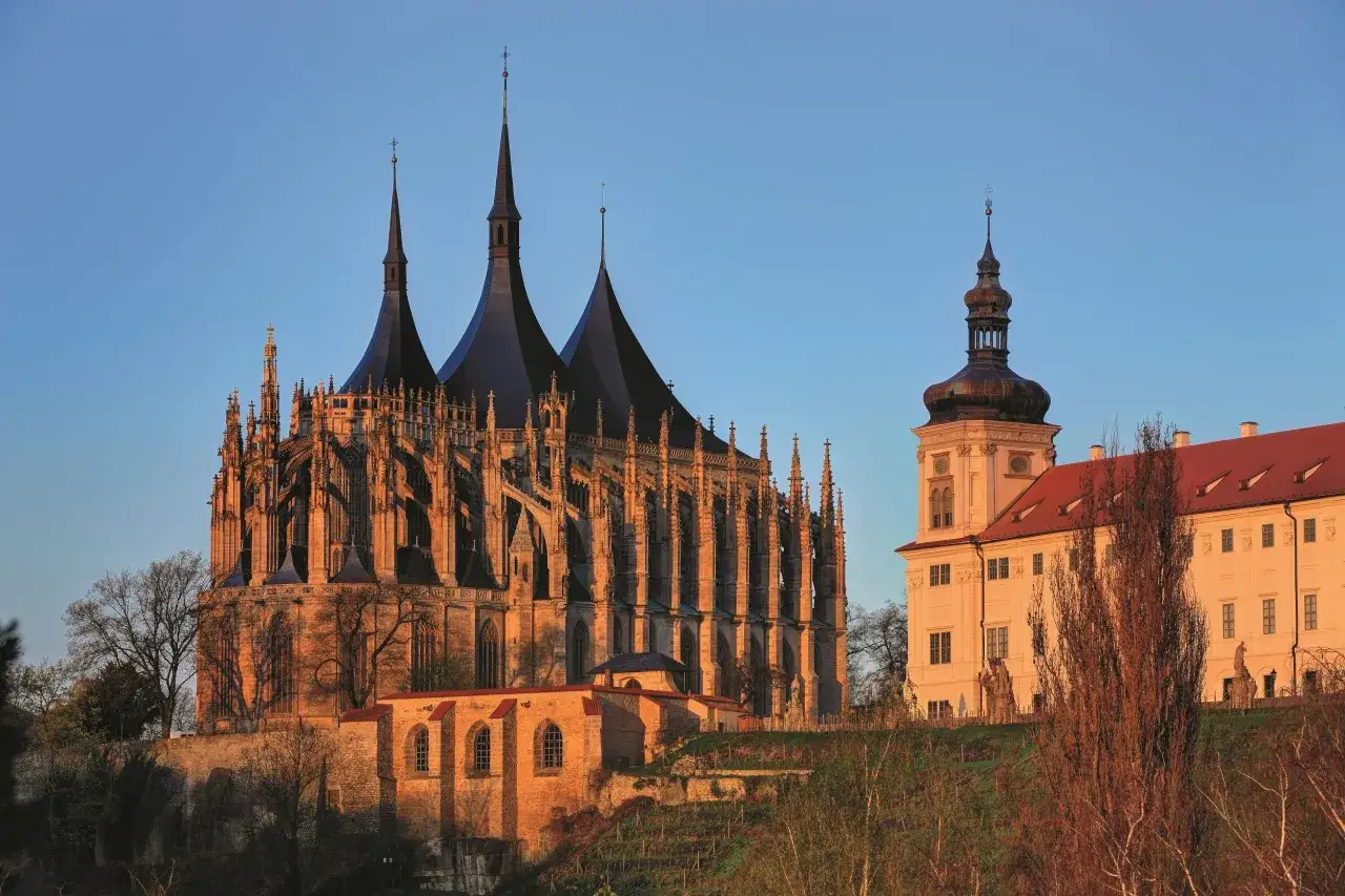 Gotische Kathedrale St. Barbara in Kutn&aacute; Hora, Tschechien, im warmen Abendlicht.