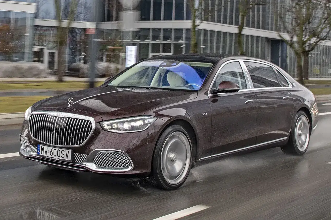 Luksusowy brązowy Maybach V12 na mokrej drodze. Sprawdź aktualną maybach cena, by poznać jego wartość.