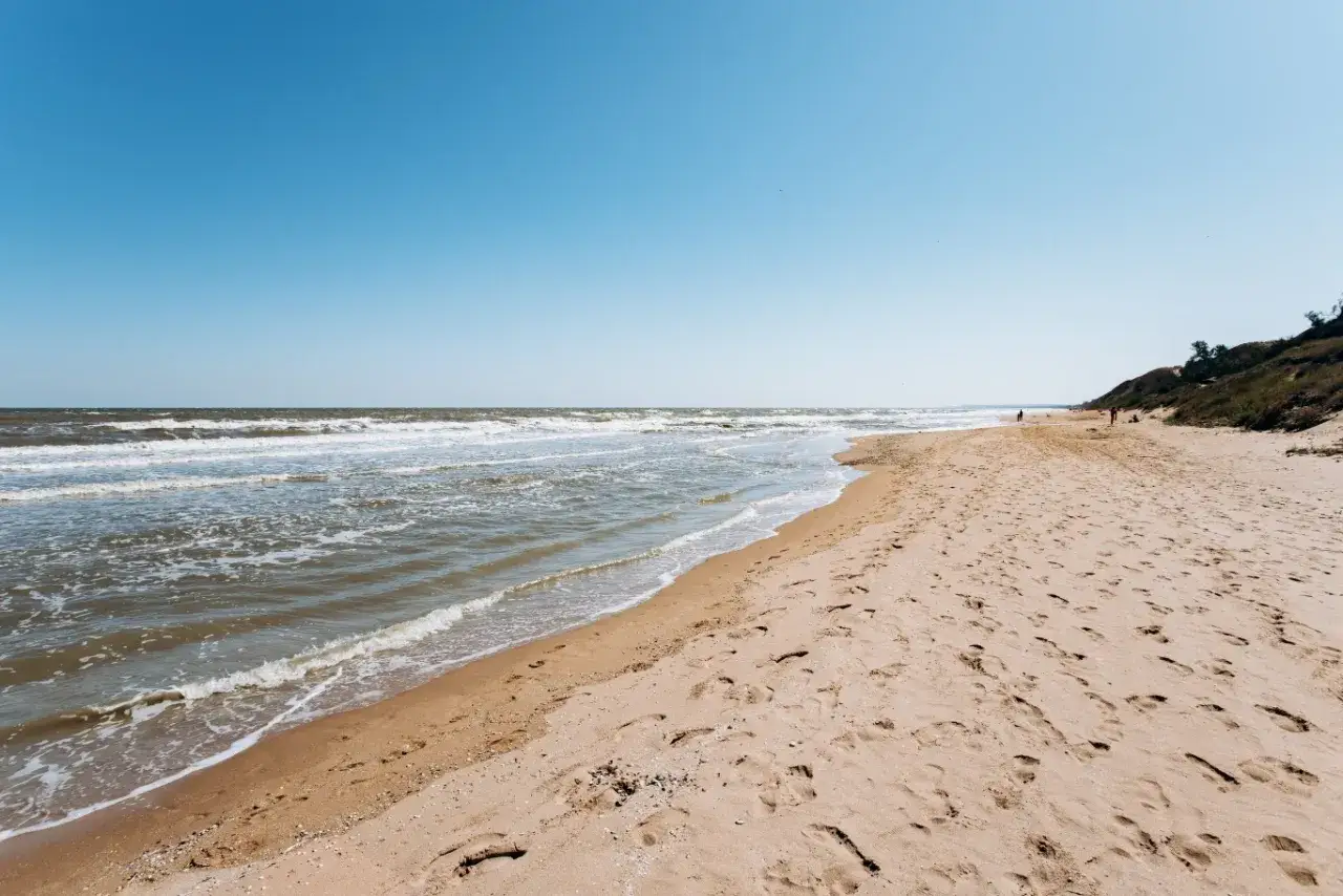 Plaża nad Bałtykiem, fale i piasek. Warto sprawdzić, ile stopni ma Bałtyk latem, by cieszyć się kąpielą.