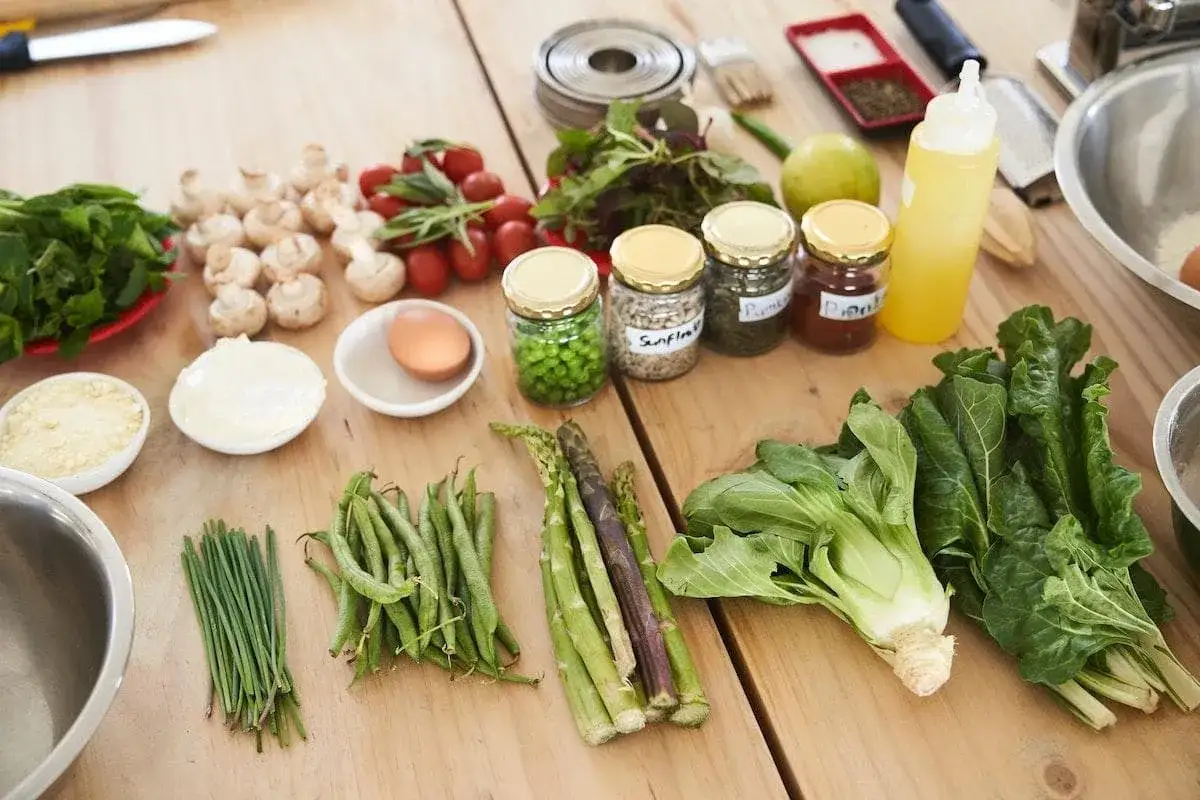 Ingredienti freschi per le tue dieta Berrino ricette: verdure, erbe aromatiche, uova e spezie.
