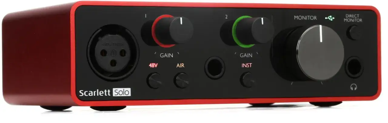 Czerwony Focusrite Scarlett Solo 3gen, interfejs audio z wejściem XLR, pokrętłami gain i złączem słuchawkowym.