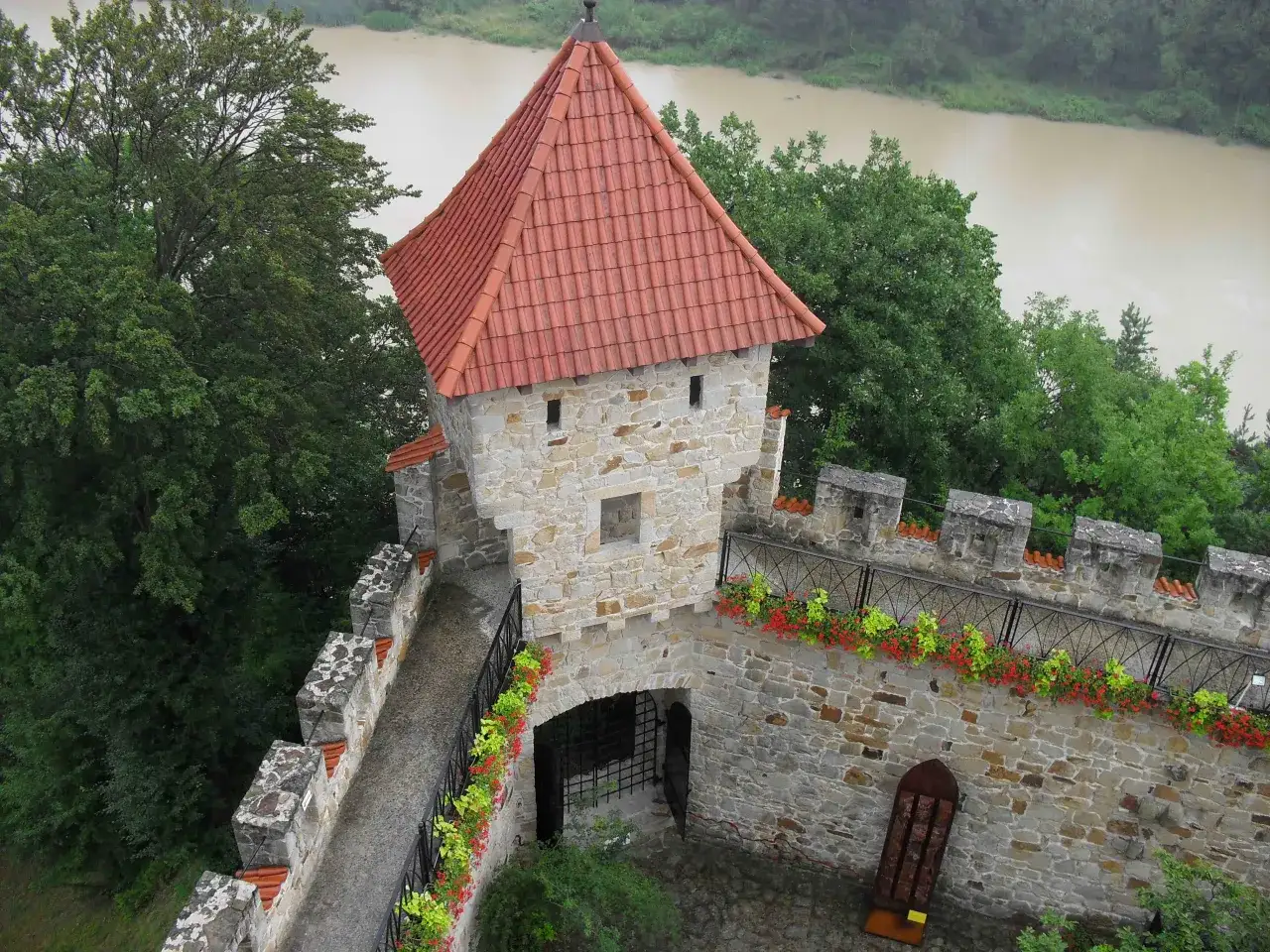 Zamek Tropsztyn Jezioro Rożnowskie