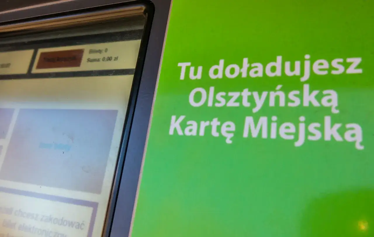 Na ekranie automatu widać napis