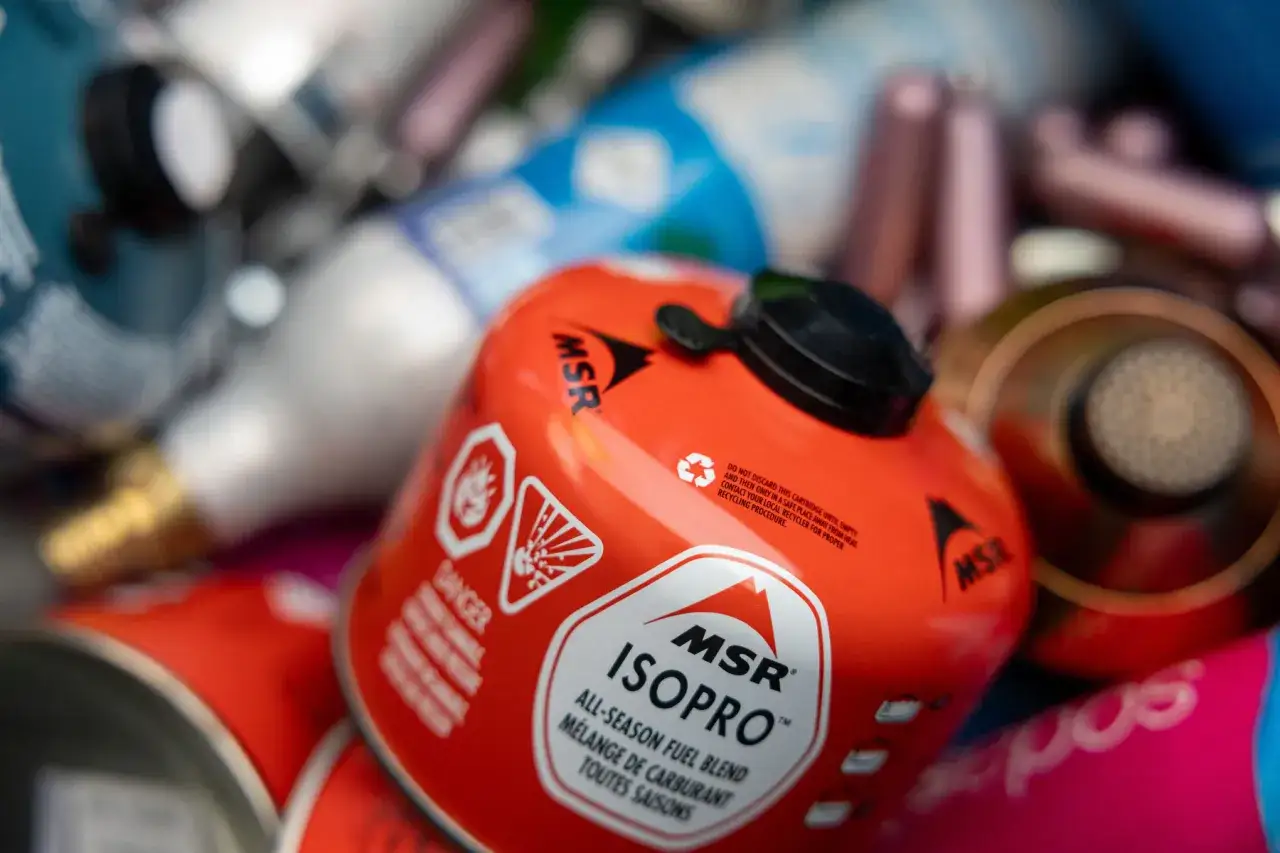 Rote MSR Isopro Gaskartusche, bereit f&uuml;r den Einsatz im Freien. Diese Gaskartusche ist nicht f&uuml;r den Transport im Flugzeug geeignet.