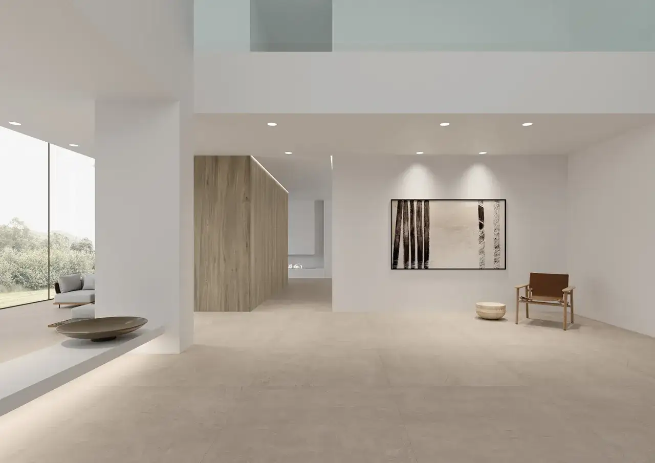 Amplio salón moderno con suelo de baldosas de piedra natural, ideal como mejor suelo para casa. Pared de madera, arte abstracto y mobiliario minimalista.