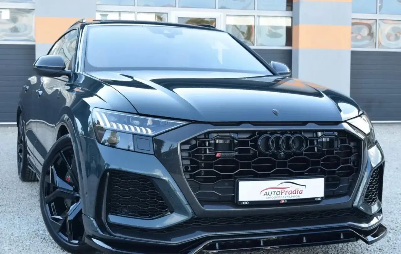 Elegancki Audi RSQ8 w ciemnym kolorze, z charakterystycznym grillem i sportowymi detalami. Sprawdź aktualną audi rsq8 cena.