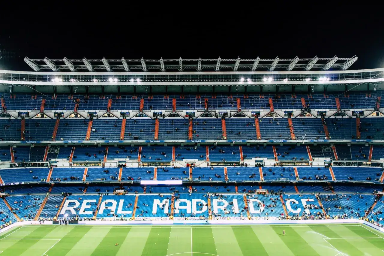 Stadion Santiago Bernabéu, dom jednego z najbardziej wartościowych klubów na świecie, Realu Madryt.