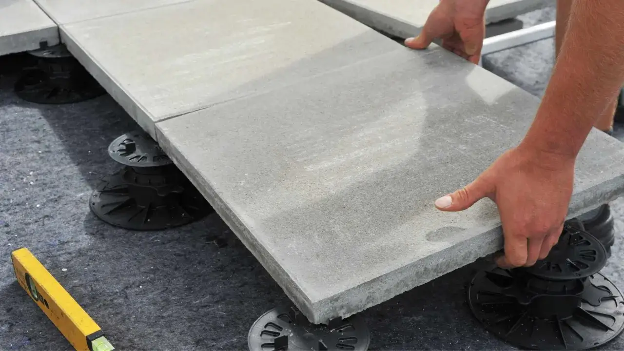Pose de dalles sur plots pour une terrasse. Le prix au m2 dépend du matériau et de la complexité.
