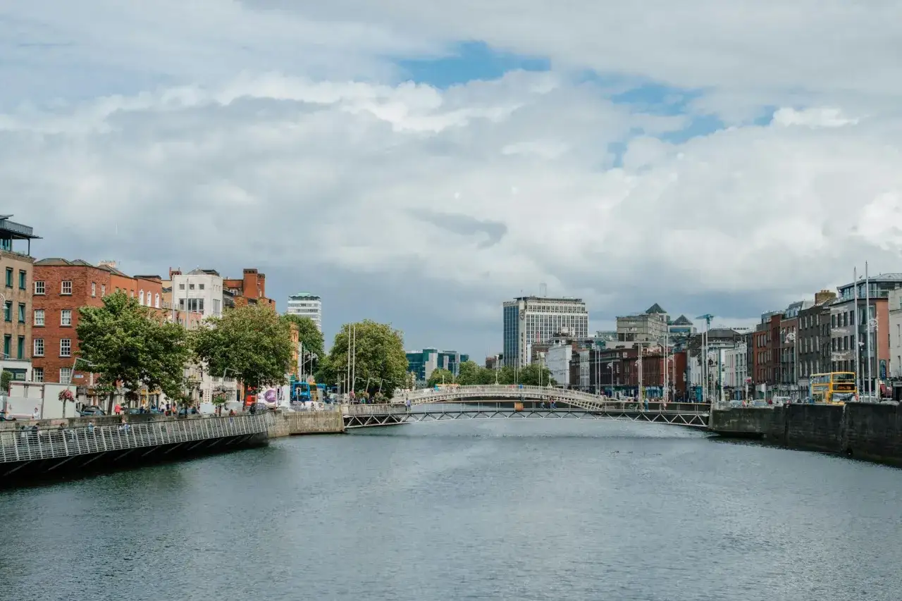 Most znany w Dublinie, z widokiem na miasto i rzekę. Warto sprawdzić ceny w Irlandii przed podróżą.