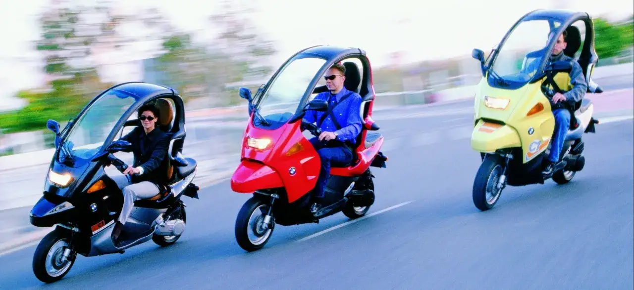 Motocykl z pasami bezpieczeństwa koncepcja