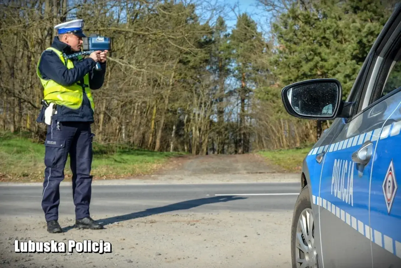 Policjant mierzy prędkość. Zastanawiasz się, na ile zabierają prawo jazdy za prędkość? Lubuska Policja czuwa.