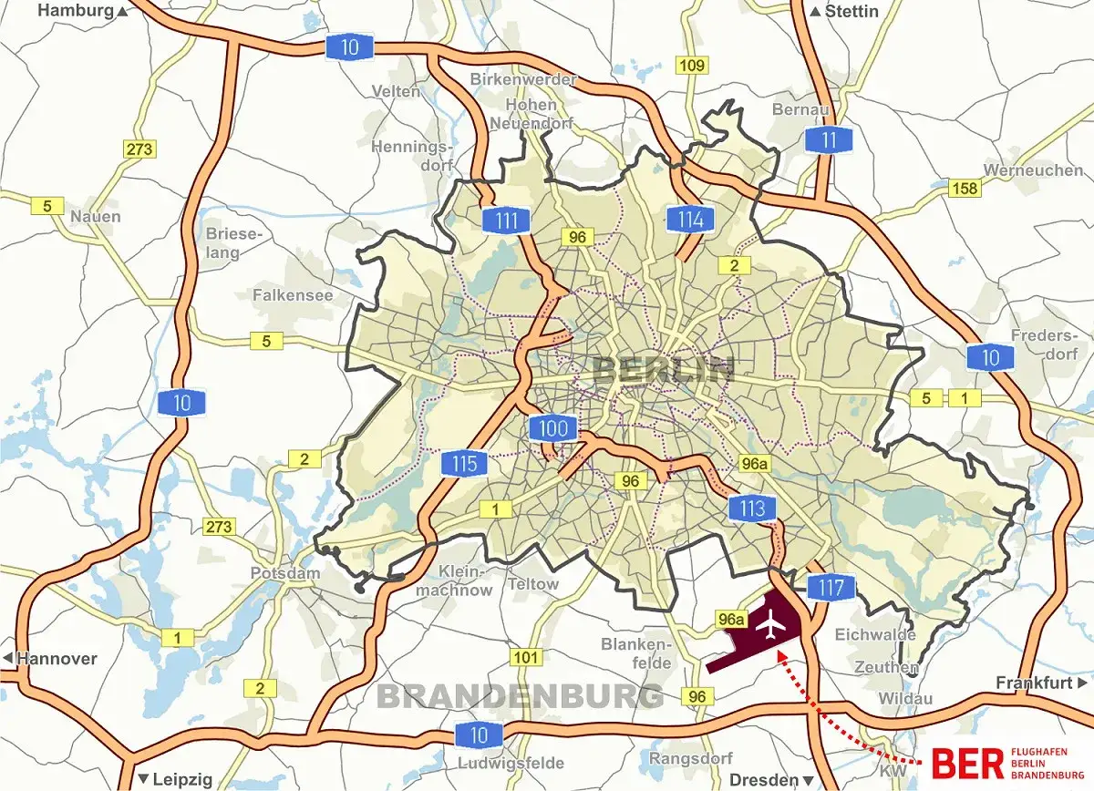 Mapa drogowa Berlina i okolic. Pokazuje, jak dojechać na lotnisko Berlin Brandenburg (BER) autostradami 113 i 117.