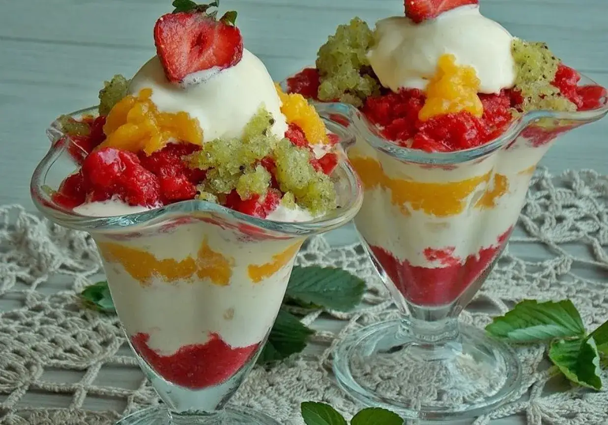 Kolorowe puchary lodowe z owocami i bitą śmietaną to idealny spos&oacute;b, jak podać lody na przyjęciu.