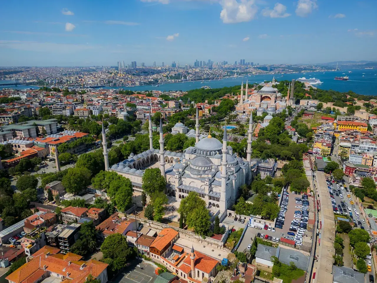 Widok z lotu ptaka na Błękitny Meczet i Hagia Sophia w Stambule. Tłumy turystów zwiedzają, a miasto tętni życiem. Czy Stambuł jest bezpieczny? Tak, wygląda na to, że tak!