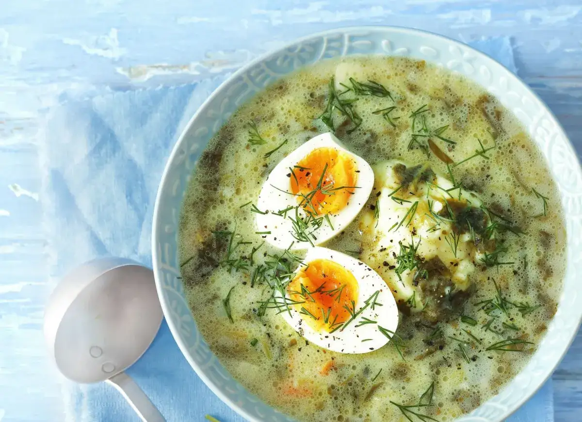 Zupa szczawiowa ze słoika przepis: aromatyczna, zielona zupa z jajkiem i koperkiem. Idealna na szybki obiad.