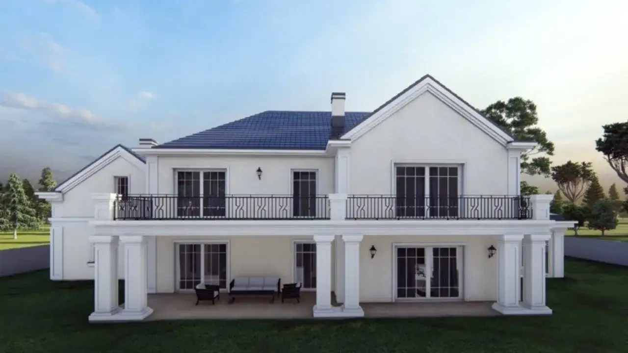 Elegancki dom w stylu angielskim z balkonem i kolumnami, otoczony zielenią.