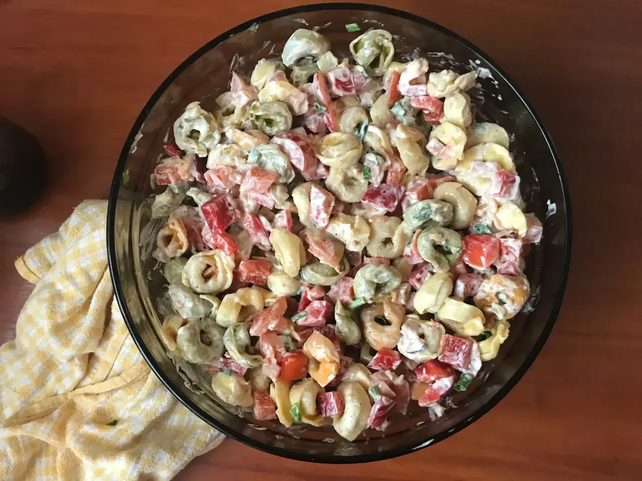 Kolorowa sałatka z tortellini, papryką i kremowym sosem. Idealna na letnie przyjęcie, to najlepsza sałatka z tortellini!