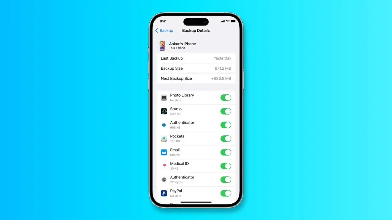 Szczegóły backupu iPhone'a: ostatni backup wczoraj, rozmiar 971.2 MB. Możliwość wyboru danych do backupu.