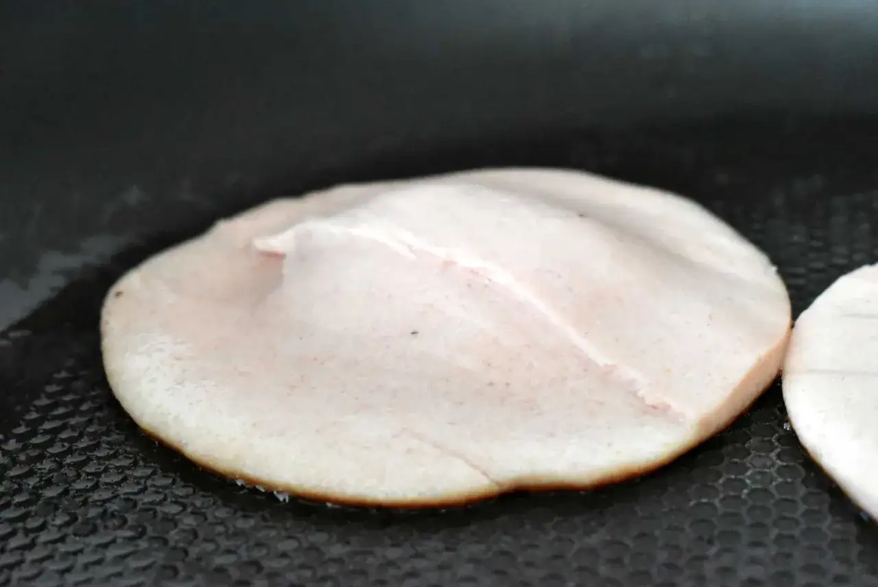 Plaster z mortadeli, z czego jest mortadela? Z mielonego mięsa wieprzowego i wołowego, z dodatkiem tłuszczu i przypraw.