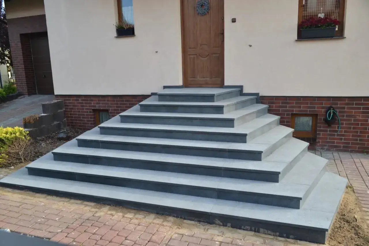 Nowe schody zewnętrzne wyłożone płytkami gresowymi. Eleganckie i trwałe rozwiązanie, czym wyłożyć schody zewnętrzne.