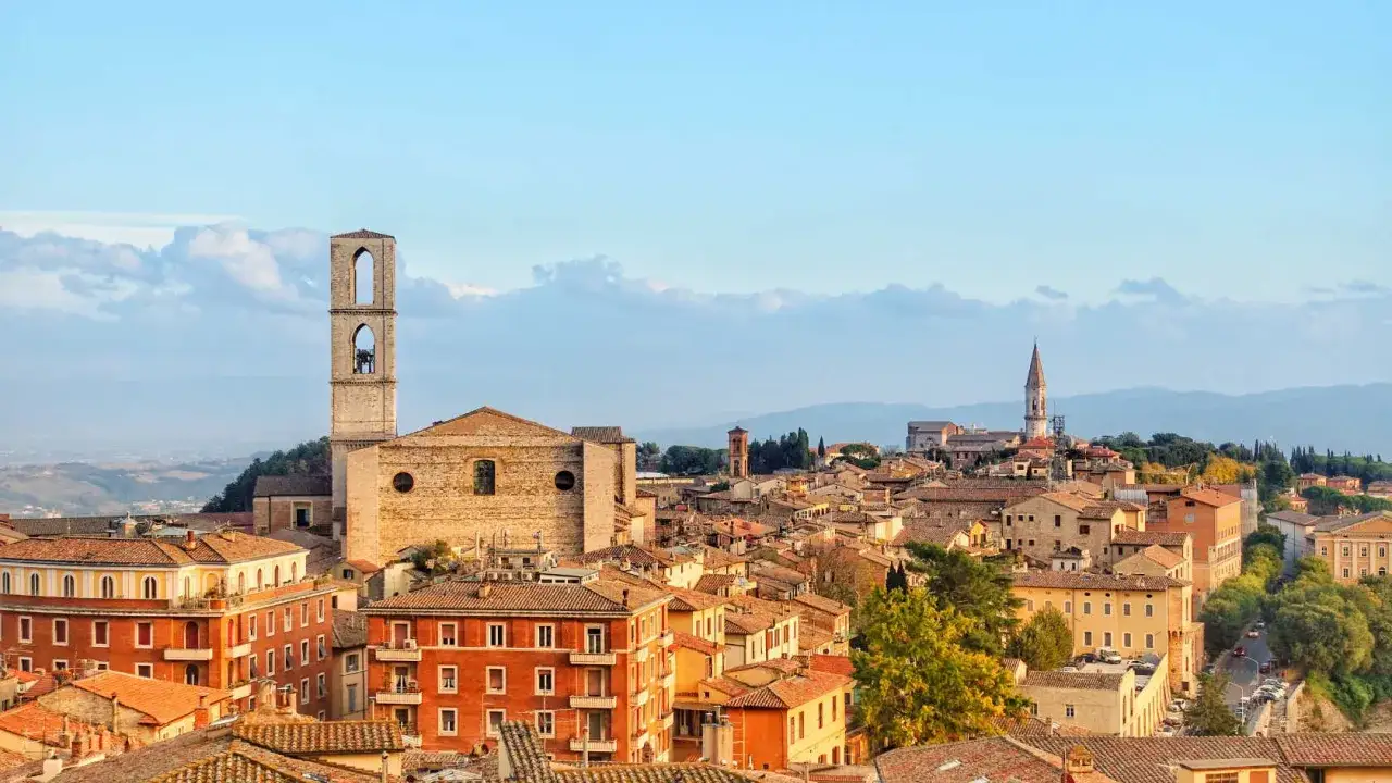 Perugia: co zobaczyć? Widok na miasto z wieżą kościelną i dachami kamienic.