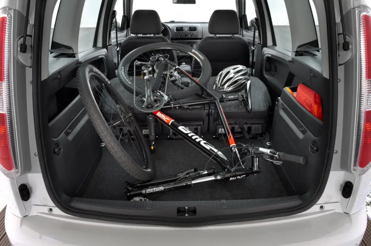 Skoda Roomster got ready for a cycling trip! Włożony rower górski, kask i apteczka czekają na przygodę.