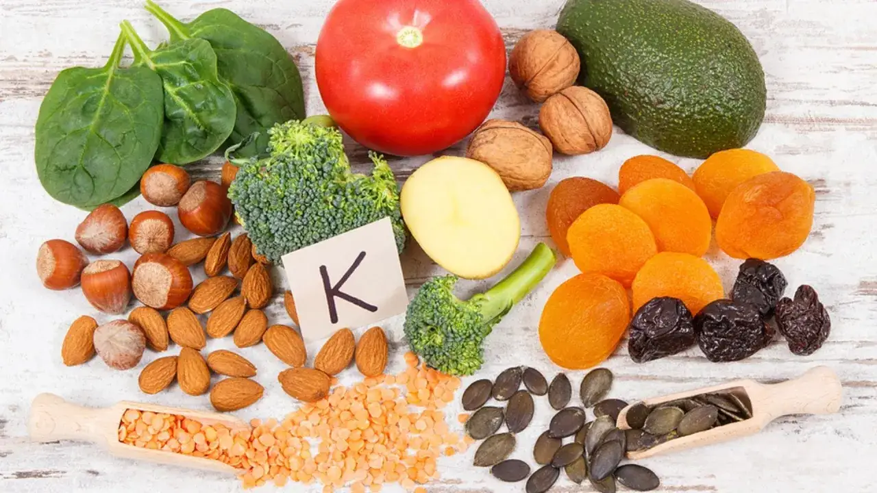 Gesunde Lebensmittel für die vitamin k schwangerschaft: Spinat, Brokkoli, Avocado, Nüsse, Mandeln, Aprikosen, Pflaumen, Linsen, Kürbiskerne.