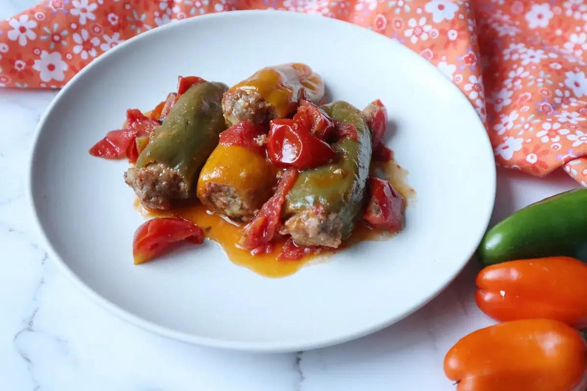Peperoni piccoli ripieni di carne, cotti in salsa di pomodoro. Un'idea gustosa per le vostre peperoni piccoli ricette.